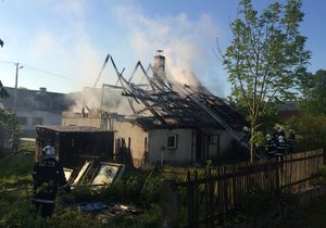Požár rodinného domu na Jesenicku způsobil statisícovou škodu.