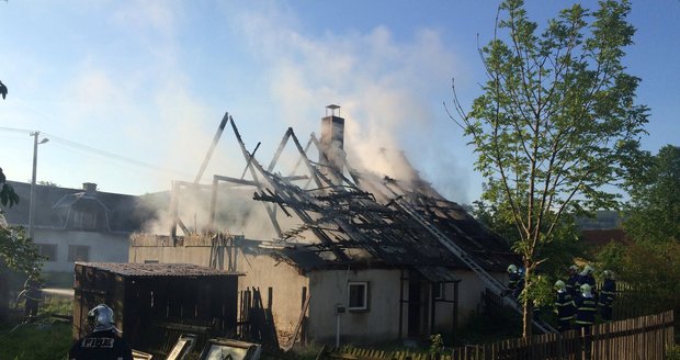 Rodinný dům na Jesenicku zachvátil požár: Obyvatele záchranili sousedi