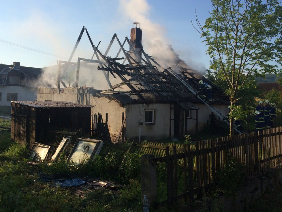 Požár rodinného domu na Jesenicku způsobil statisícovou škodu.