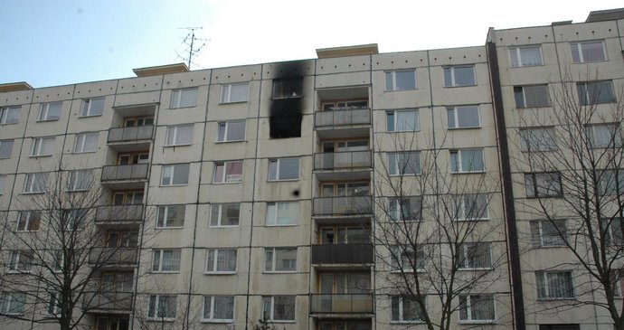 Požár bytu v 6. patře byl veliký. V noci musel opustit své domovy dvacet lidí v jeho sousedství