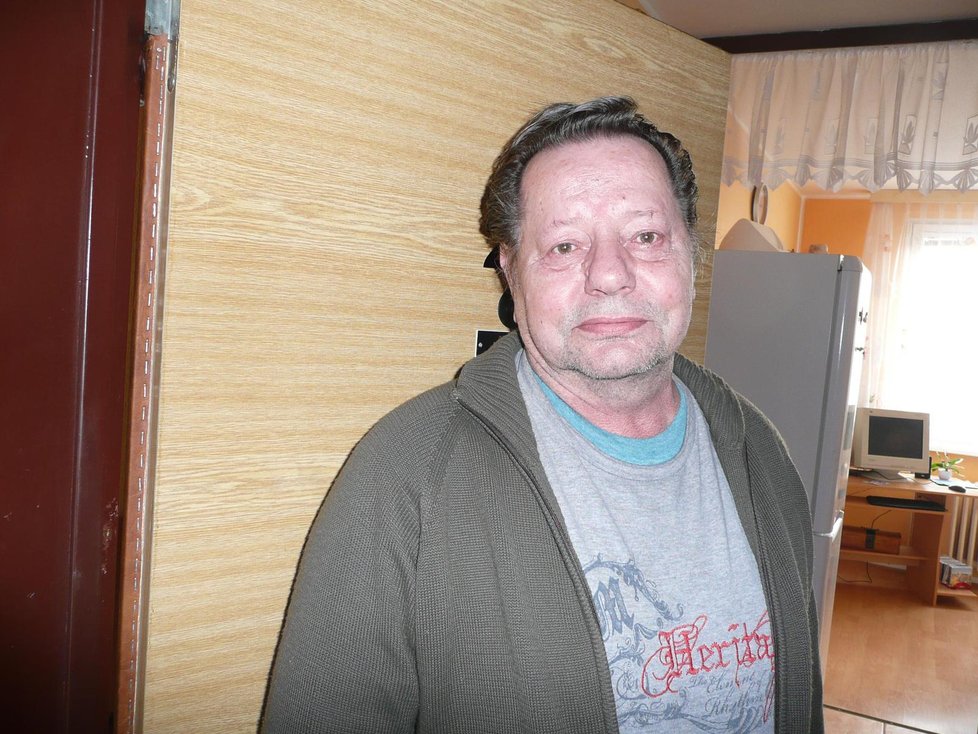 Jiří Mocek (71) s manželkou (65) museli v noci těsně sousedící s bytem v plamenech opustit