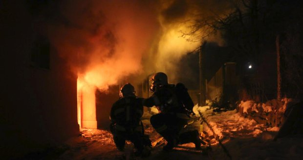 Rodině na Olomoucku v noci shořel dům! Od plamenů chytil i sousední