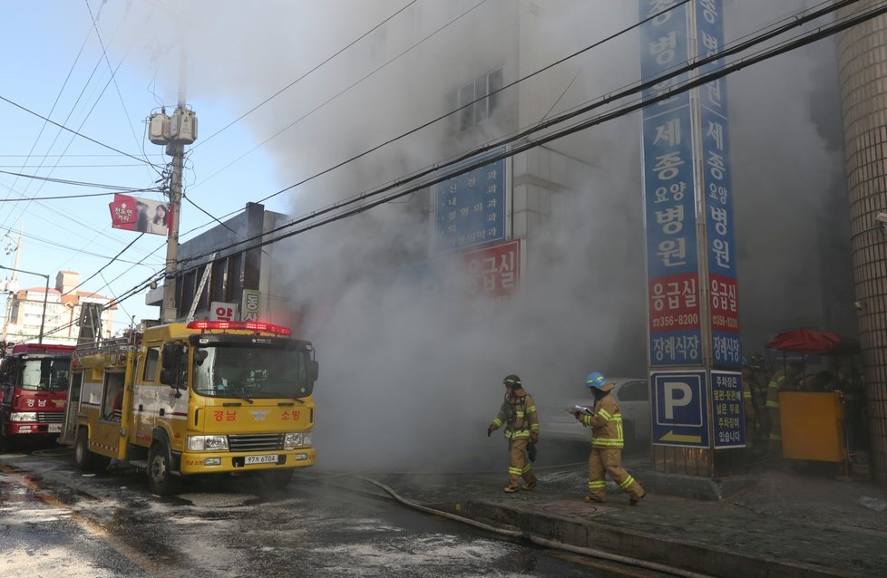 Při požáru ubytovny v centru Soulu zemřelo nejméně sedm lidí a 11 dalších bylo raněno. (ilustrační foto)