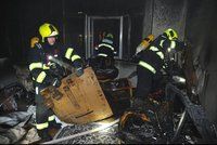 Hasiči z domu na Starém Městě zachránili 10 dospělých a 2 děti: Požár způsobila svíčka, škody jdou do milionů