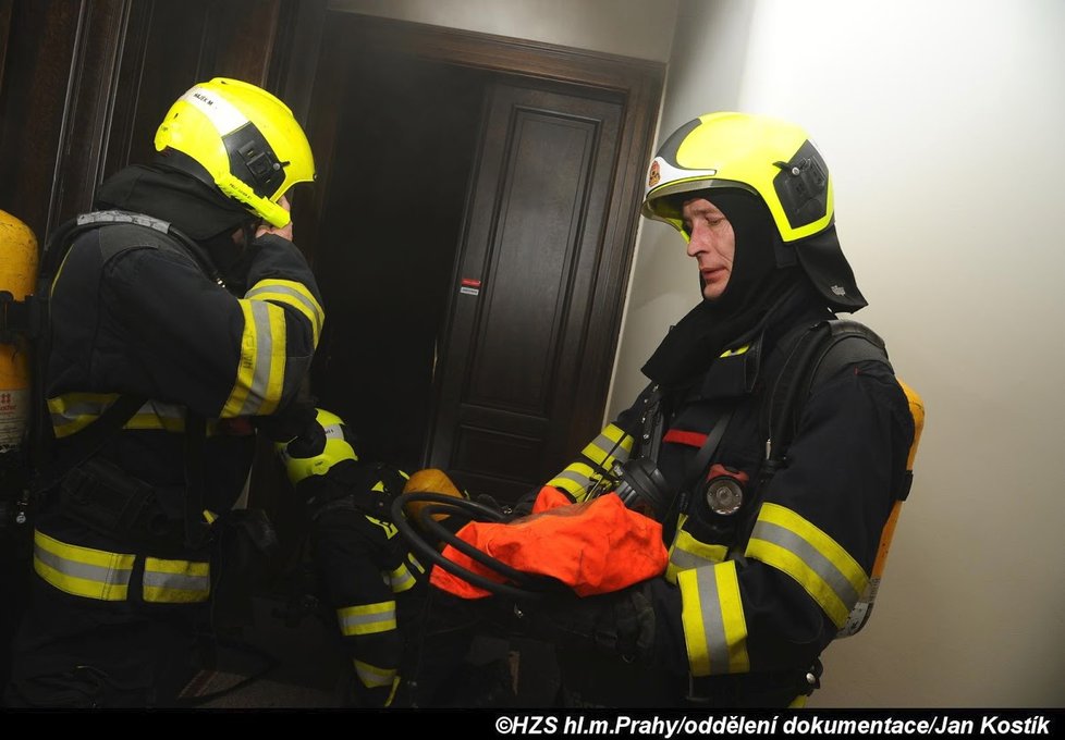 K požáru bytu v ulici u Milosrdných v pátek večer vyjížděli hasiči, kteří zachránili 12 osob.