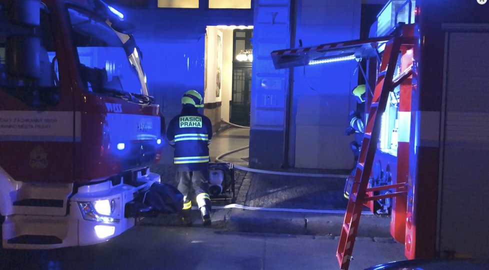 K požáru bytu v ulici u Milosrdných v pátek večer vyjížděli hasiči, kteří zachránili 12 osob.