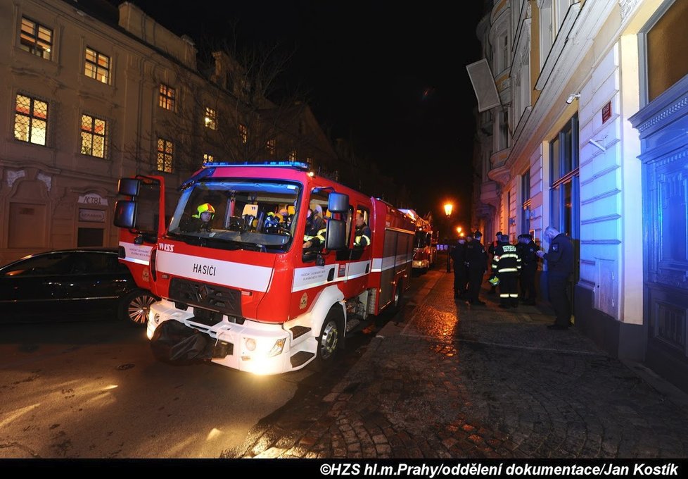 K požáru bytu v ulici u Milosrdných v pátek večer vyjížděli hasiči, kteří zachránili 12 osob.