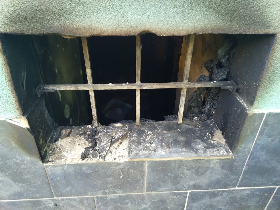 Podle místních může za požár nedopalek odhozený do rozbitého sklepního okénka.