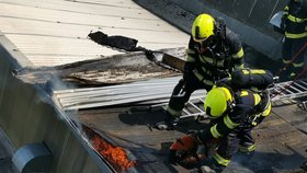 Hasiči museli postupně rozebrat střechu. Zasahovala i výšková technika.