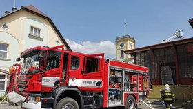 Hasiči museli postupně rozebrat střechu. Zasahovala i výšková technika.