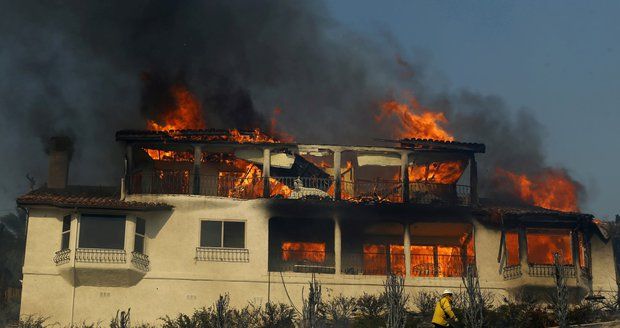Požáry v Kalifornii sežehly i vilu miliardáře Murdocha. Stála stovky milionů