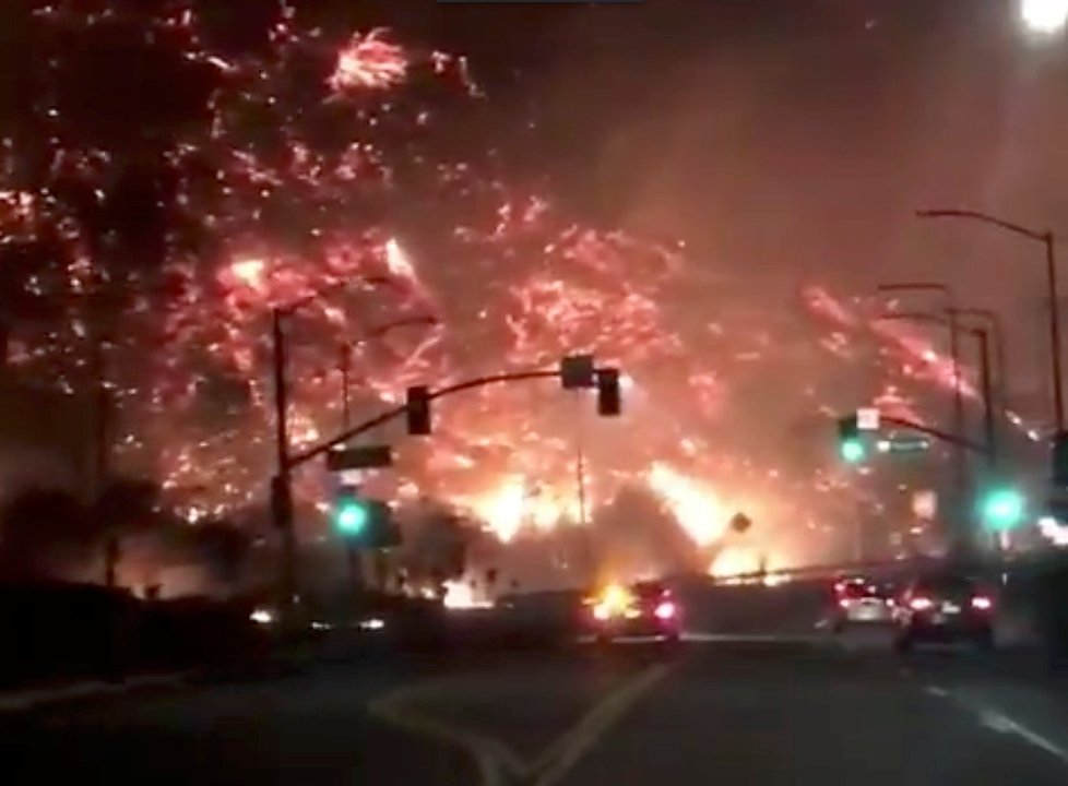 Další ničivé požáry řádí v Kalifornii, zničily i vilu mediálního magnáta Murdocha.