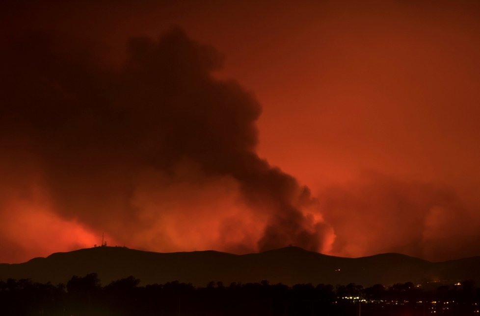 Další ničivé požáry řádí v Kalifornii, zničili i vilu mediálního magnáta Murdocha.