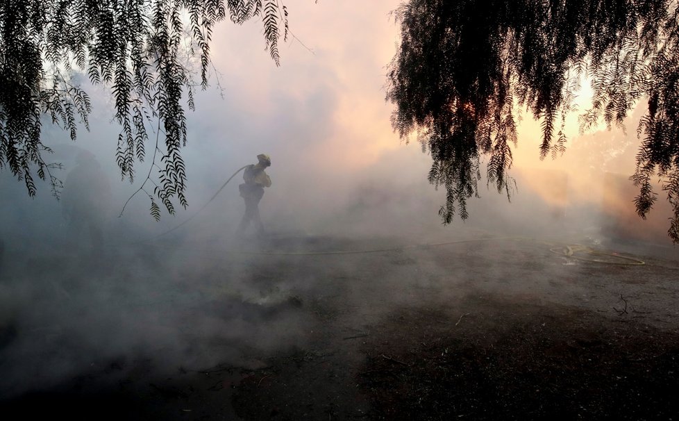 Další ničivé požáry řádí v Kalifornii, zničili i vilu mediálního magnáta Murdocha.