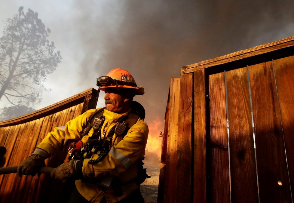 Další ničivé požáry řádí v Kalifornii, zničili i vilu mediálního magnáta Murdocha.