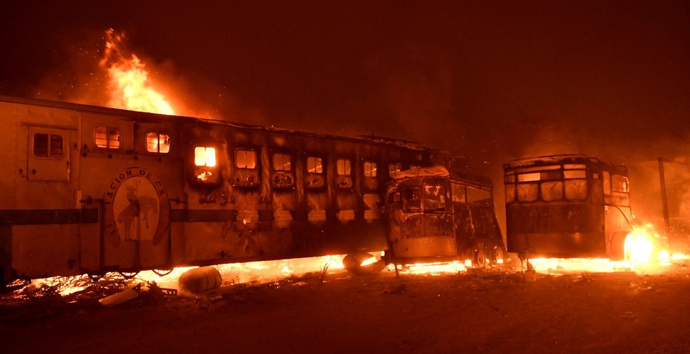 Další ničivé požáry řádí v Kalifornii, zničili i vilu mediálního magnáta Murdocha.