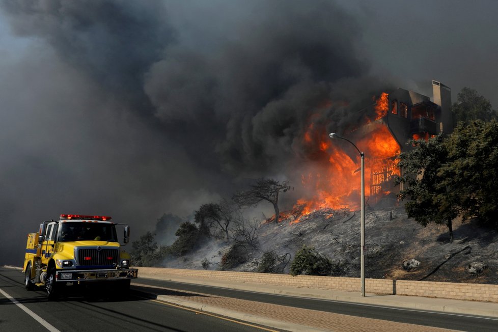 Další ničivé požáry řádí v Kalifornii, zničili i vilu mediálního magnáta Murdocha.
