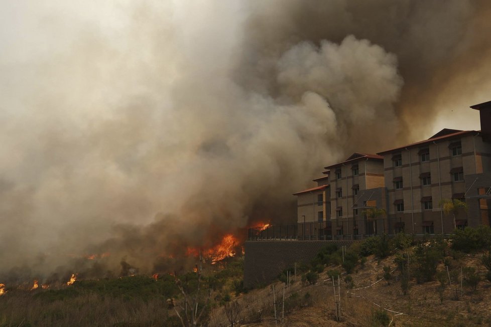 Požáry v Kalifornii za poslední tři dny zničily nejméně 20 domů.
