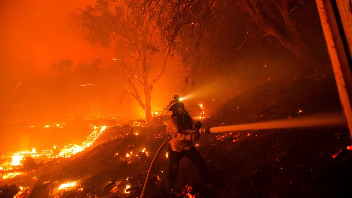 Hasiči boují s požáry v oblasti Lake Hughes v Angeles National Forest.