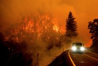 Masivní požár dál sužuje i Kalifornii: Šíří se nekontrolovaně a ničí domy lidí