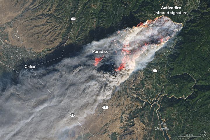 Ničivý požár v Kalifornii vypálil území rozsáhlejší než Praha
