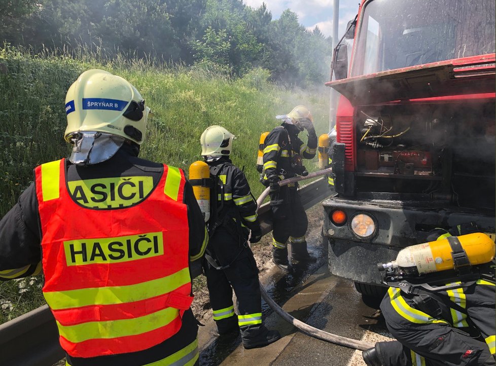 Hustý provoz při výjezdu z Prahy na D1 zkomplikoval požár nákladního auta.