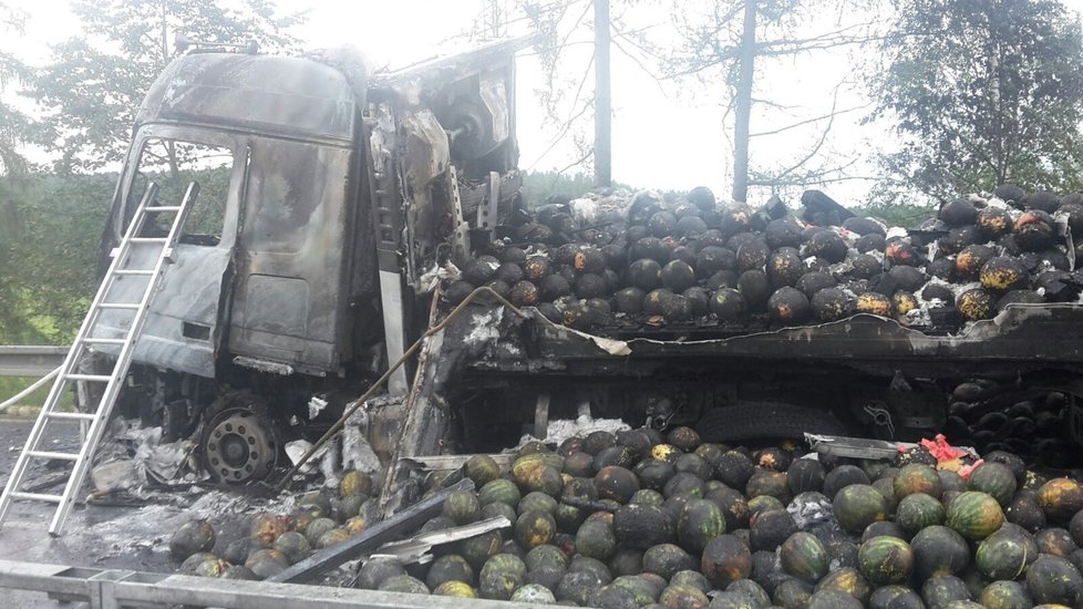 Kamion převážející melouny shořel na D1