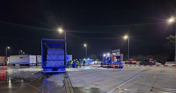 Hasiči zasahovali v úterý 19. března večer na odpočívadle dálnice D52 u Brna. Hořel tam kamion, v kabině našli lidské tělo.