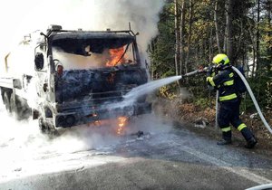 Mohutný požár zcela zničil kamion na dálnici D1. Hasiči zjišťují, jak k němu mohlo dojít.