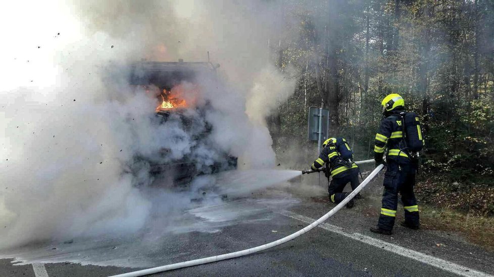 Mohutný požár zcela zničil kamion na dálnici D1. Hasiči zjišťují, jak k němu mohlo dojít.