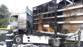 Na čerpací stanici na D5 u Kladrub na Tachovsku hořely dva kamiony.