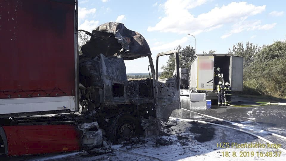 Na čerpací stanici na D5 u Kladrub na Tachovsku hořely dva kamiony. (19.8.2019)