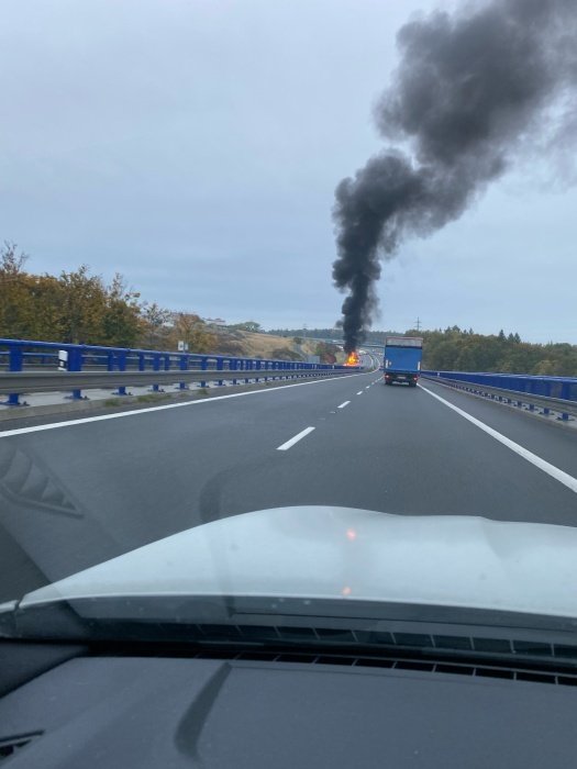 Tah z Ostravy na Opavu zastavil v pondělí dopoledne mohutný požár tahače.