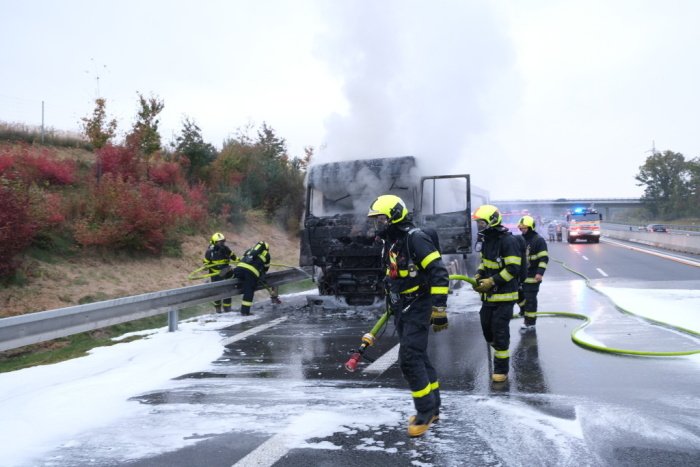 Tah z Ostravy na Opavu zastavil v pondělí dopoledne mohutný požár tahače.