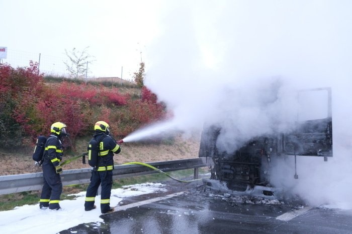 Tah z Ostravy na Opavu zastavil v pondělí dopoledne mohutný požár tahače.