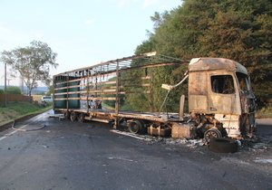 Kamion i motorku oheň zcela zničil.