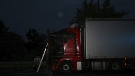 Na Olomoucku hořel kamion! Řidiče se nepodařilo zachránit
