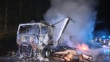 Kamion začal za jízdy hořet: Škoda za více než milion a uzavřená D5