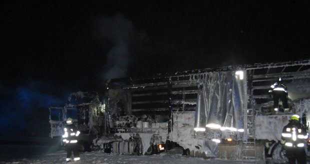 Rumunský kamion s barvami na D1 u Brna lehl popelem. Škoda půjde podle prvního odhadu do milionů korun.