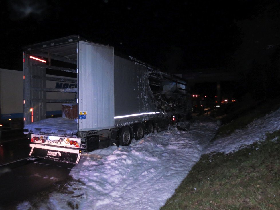 Rumunský kamion s barvami na D1 u Brna lehl popelem. Škoda půjde podle prvního odhadu do milionů korun