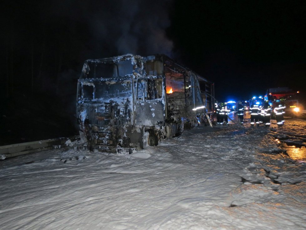 Rumunský kamion s barvami na D1 u Brna lehl popelem. Škoda půjde podle prvního odhadu do milionů korun