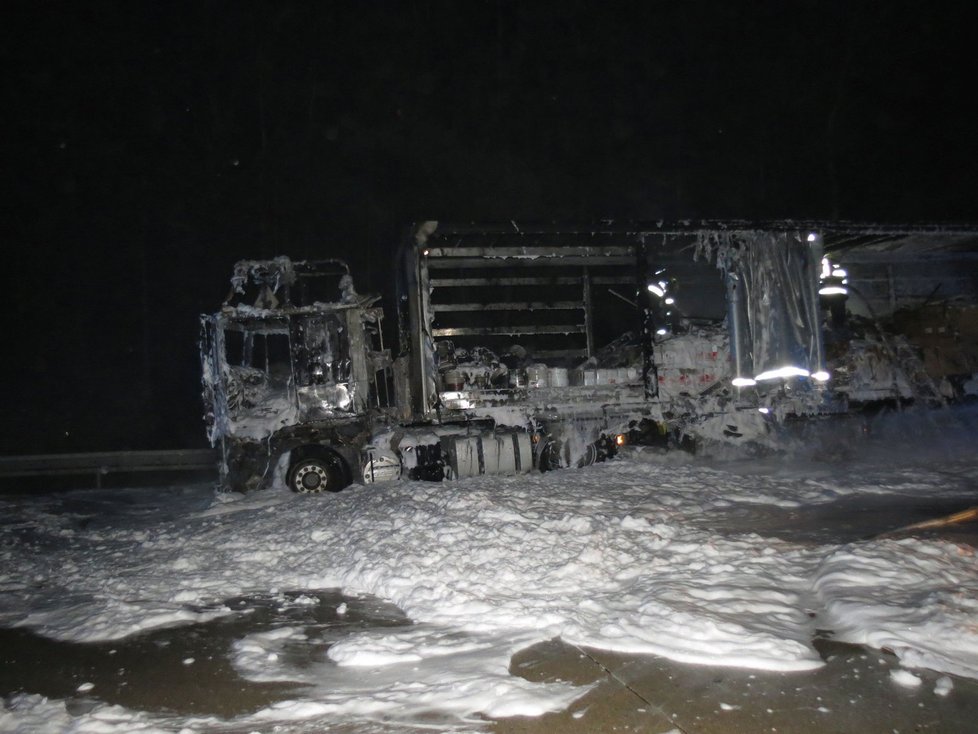 Rumunský kamion s barvami na D1 u Brna lehl popelem. Škoda půjde podle prvního odhadu do milionů korun.