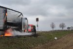 Kamion pohltil v úterý u Znojma během okamžiku oheň. Řidič stačil z kabiny včas vyskočit, škoda je jeden milion korun.