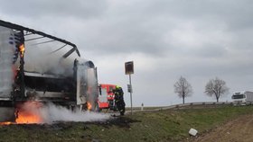 Kamion pohltil v úterý u Znojma během okamžiku oheň. Řidič stačil z kabiny včas vyskočit, škoda je jeden milion korun.