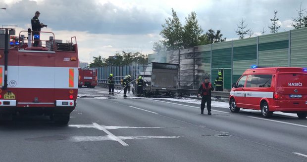 Silniční dopravu na Jižní spojce zkomplikoval požár kamionu v pátek po třetí odpolední hodině. Hasičům se požár podařilo uhasit vcelku rychle.