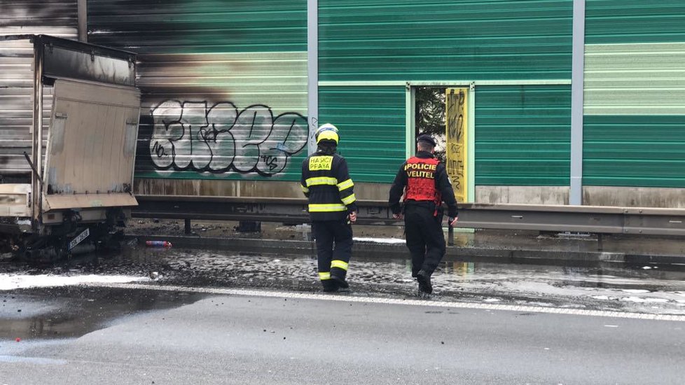 Silniční dopravu na Jižní spojce zkomplikoval požár kamionu v pátek po třetí odpolední hodině. Hasičům se požár podařilo uhasit vcelku rychle.