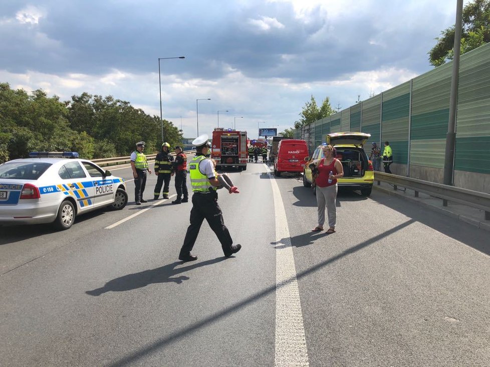 Silniční dopravu na Jižní spojce zkomplikoval požár kamionu v pátek po třetí odpolední hodině. Hasičům se požár podařilo uhasit vcelku rychle.