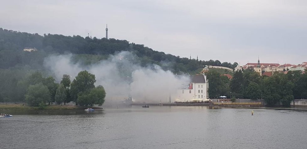 V Museu Kampa hoří. Umělecké sbírky nedozírné hodnoty jsou v ohrožení.