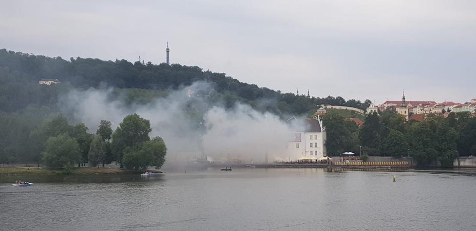 V Museu Kampa hoří. Umělecké sbírky nedozírné hodnoty jsou v ohrožení.