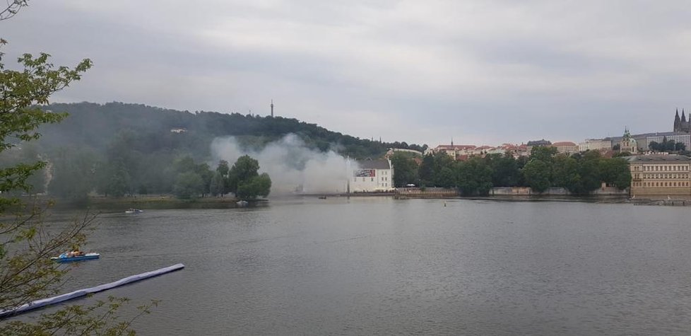 V Museu Kampa hoří. Umělecké sbírky nedozírné hodnoty jsou v ohrožení.